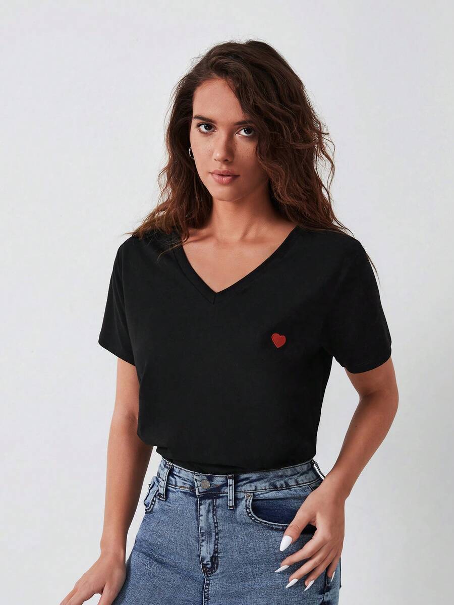Cottnline Heart Embroidery V Neck Tee - màu đen - Xem 1