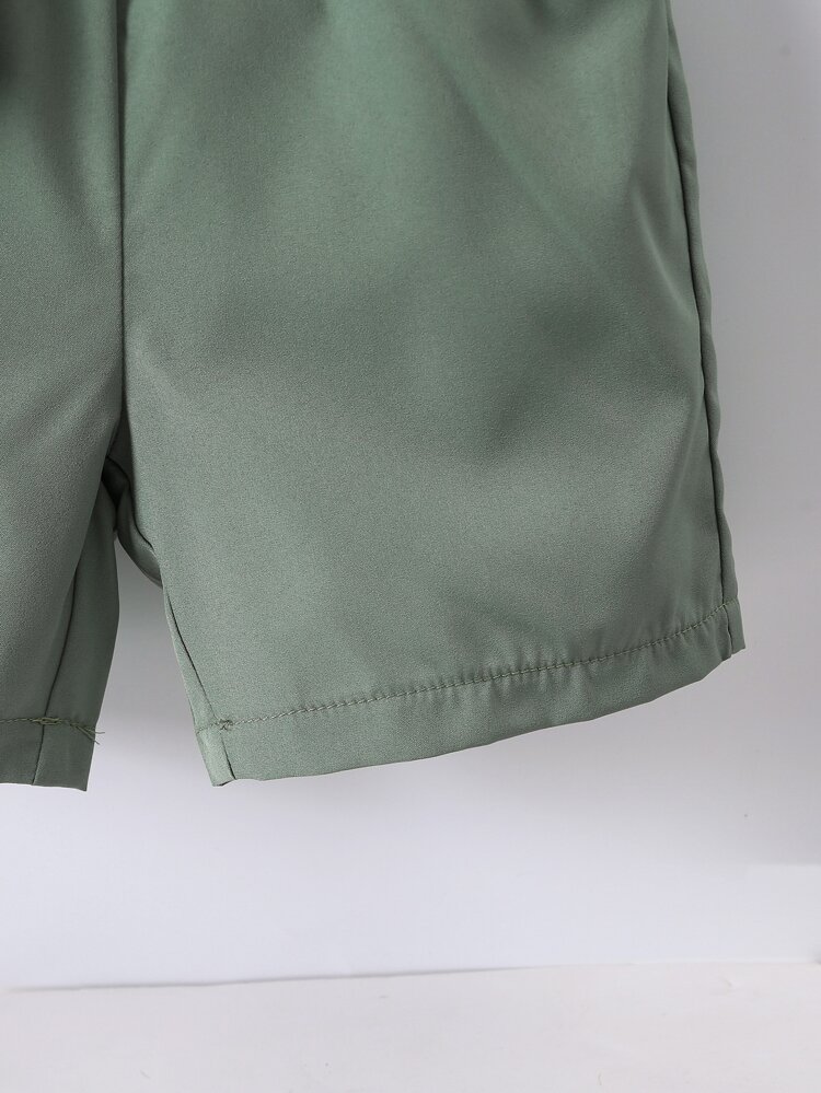 Conjunto de dos piezas a cuadros verdes para niño joven con top de manga corta con cuello y pantalones cortos regulares para estilo callejero informal y vacaciones, verano