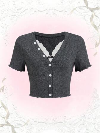 T-shirt court en dentelle à bouton à ourlet ondulé