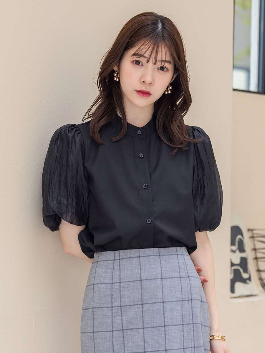 DAZY Blusa unicolor con botón delantero de manga farol - Negro - Ver 1