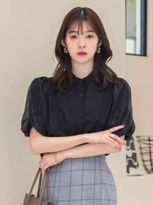 DAZY Blusa unicolor con botón delantero de manga farol - Negro - Ver 6