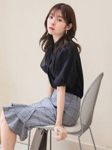 DAZY Blusa unicolor con botón delantero de manga farol - Negro - Ver 8