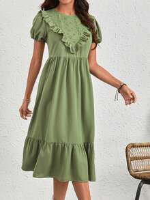 SHEIN VCAY Vestido con bordado con ojal yugo ribete con fruncido - Verde Lima - Ver 4