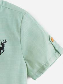 SHEIN Leap Crew 2 件套年轻男童休闲舒适鹿图案短袖衬衫和短裤套装