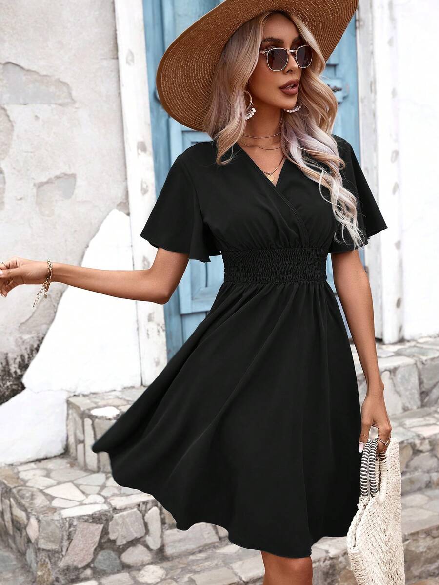 SHEIN Holidaya 素色交疊領蝴蝶袖A字連衣裙 - 黑色 - 查看 1