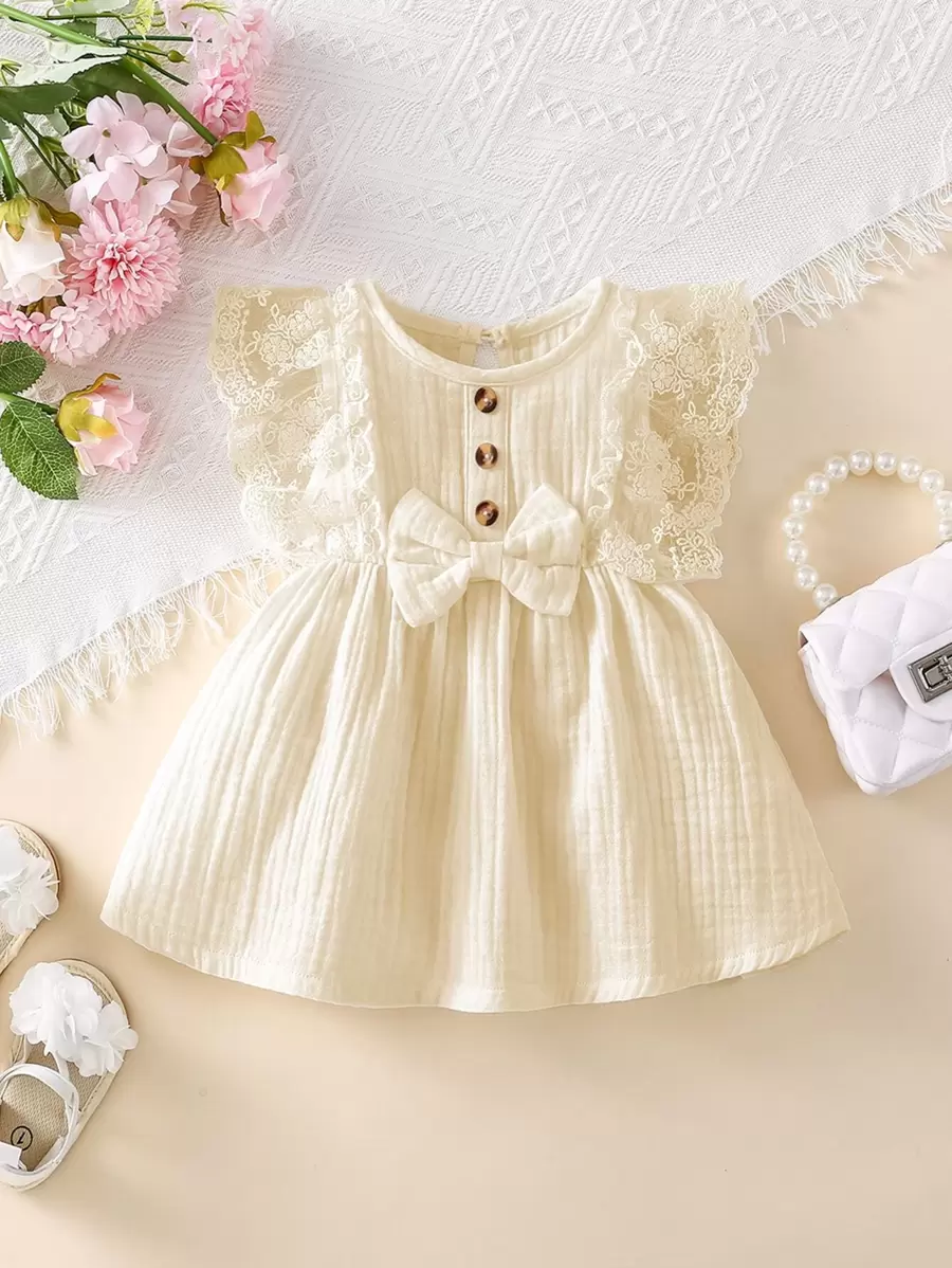 SHEIN 嬰兒蕾絲拼接前蝴蝶結荷葉邊紐扣細節連衣裙