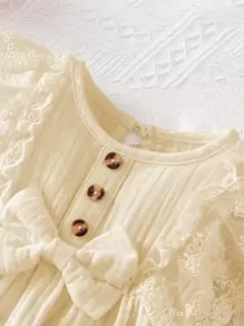 SHEIN 嬰兒蕾絲拼接前蝴蝶結荷葉邊紐扣細節連衣裙