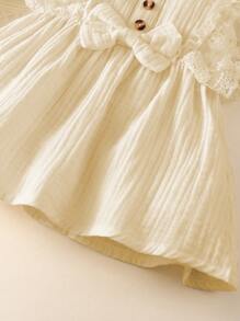 SHEIN 嬰兒蕾絲拼接前蝴蝶結荷葉邊紐扣細節連衣裙