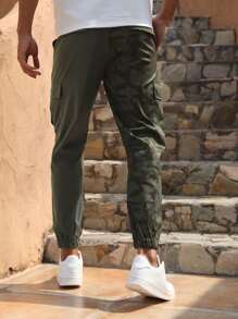 Manfinity Men Camo Print Flap Pocket Side Cargo Trousers - Army Green - View 2