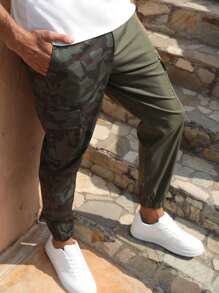 Manfinity Men Camo Print Flap Pocket Side Cargo Trousers - Army Green - View 3