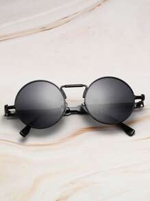 一副男女通用圆形金属框时尚眼镜，适合日常佩戴和驾驶，也适合夏季海滩度假、户外活动和旅行。