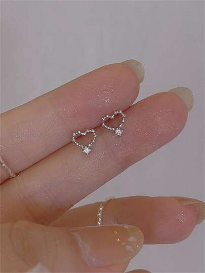 CHOSHILAR زوج أقراط مدببة من تصميم قلب مرصعة بالزركونيا المكعبة للنساء لاستخدامها يوميًا كزينة، مناسبة للعيد ، الأم ، عيد الأم