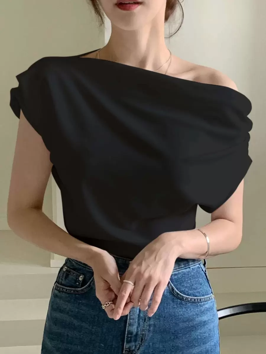 DAZY Camiseta Sólida Con Cuello Asimétrico Y Hombros Fruncidos