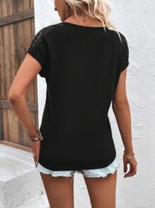 SHEIN LUNE 蕾絲拼接前紐扣蝙蝠袖T恤 - 黑色 - 查看 2