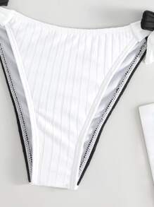 SHEIN Swim 雙色比基尼套裝十字交叉鏤空鋼圈胸罩上衣和側繫帶泳衣下裝2入組泳衣 - 黑與白 - 查看 5