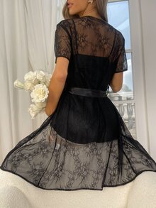 con encaje en contraste con cinturón de satén Bata & Vestido de tirantes Conjunto de pijama - Negro - Ver 2