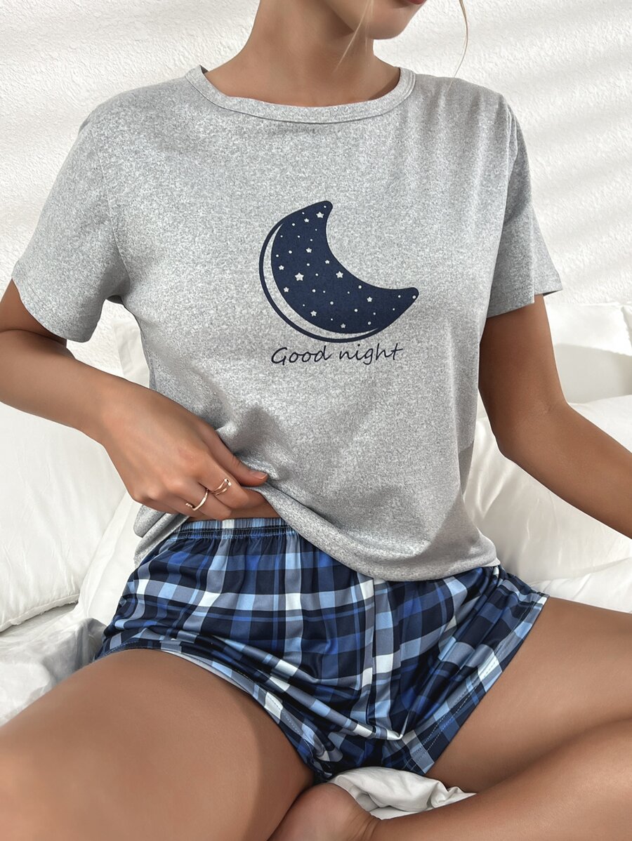 Snug Zone Conjunto de pijama con camiseta gráfica con eslogan y luna y pantalones cortos con estampado a cuadros - Multicolor - Ver 1