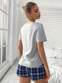 Snug Zone Conjunto de pijama con camiseta gráfica con eslogan y luna y pantalones cortos con estampado a cuadros - Multicolor - Ver 2