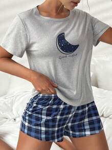 Snug Zone Conjunto de pijama con camiseta gráfica con eslogan y luna y pantalones cortos con estampado a cuadros - Multicolor - Ver 3