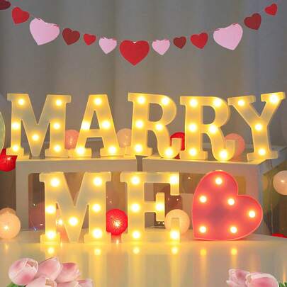 1个6.3英寸创意白色发光A-Z字母灯，数字形状灯，电池供电字母灯，家居装饰字母灯，房间装饰字母形状夜灯，卧室装饰，婚礼装饰，派对装饰，生日装饰，桌面装饰字母灯，情人节装饰灯，求婚场景装饰灯