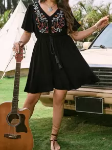 SHEIN VCAY Đầm Plus Size Thêu mép Thắt nơ trước Hoa Boho - màu đen - Xem 1