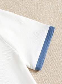 SHEIN EZwear Camiseta crop con estampado de letra unido en contraste