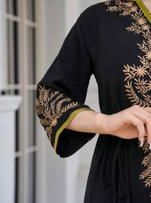 DAZY 花卉刺繡拼接邊下擺開叉連衣裙 - 黑色 - 查看 4