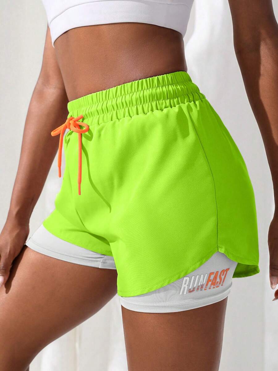 SHEIN Core Rhythm Pantalones cortos deportivos de cintura con cordón 2 en 1 con gráfico de letra, pantalones cortos con cordón, pantalones cortos de sudadera, pantalones cortos de gimnasia, pantalones cortos tipo ciclista para mujeres - Verde - Ver 1