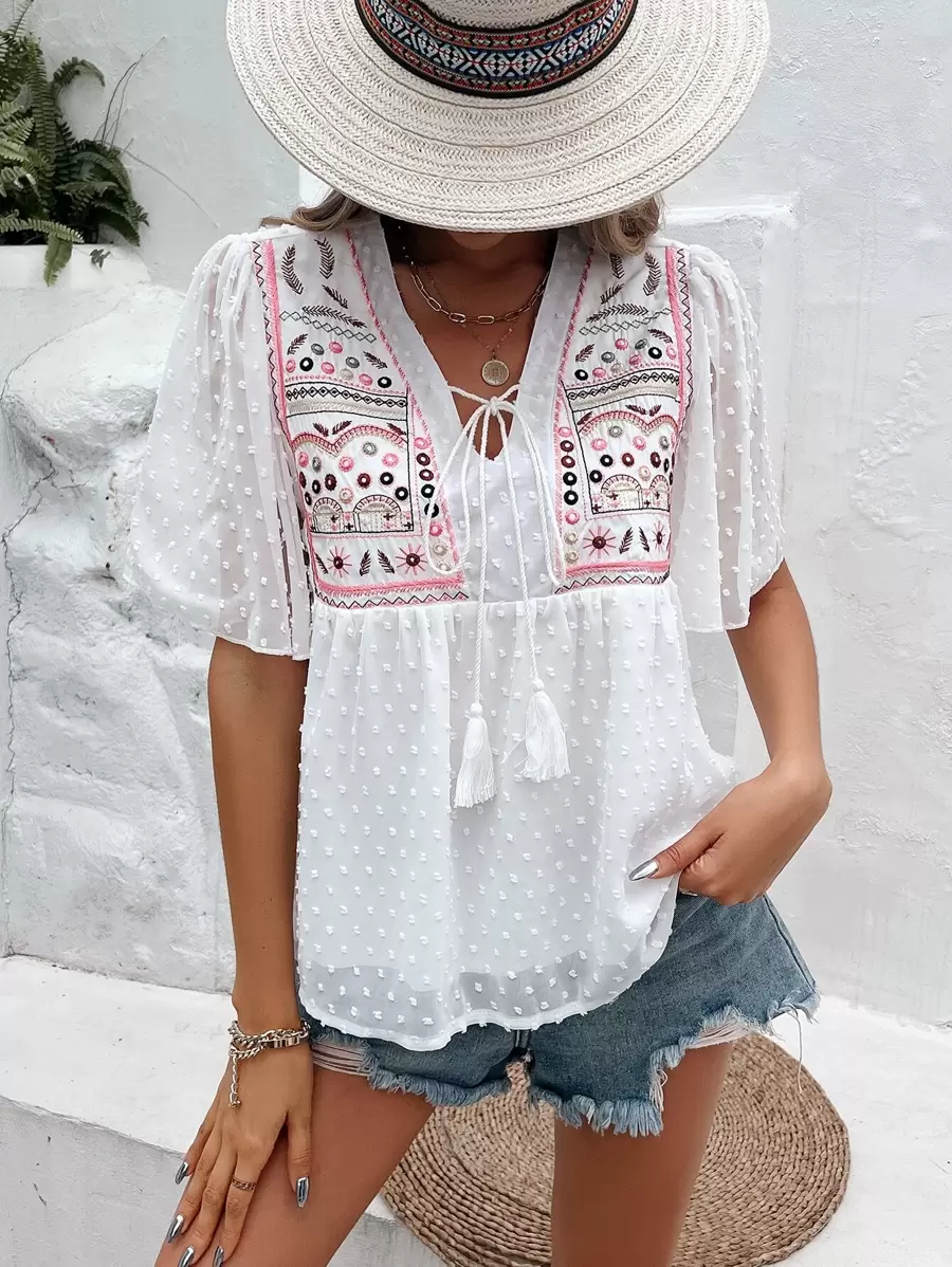 SHEIN Frenchy 花卉刺繡流蘇繫帶領蝴蝶袖荷葉邊下擺襯衫 - 白色 - 查看 1