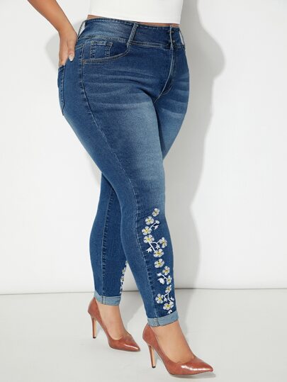 SHEIN SXY Jeans ajustados con bordado floral