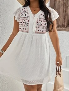 SHEIN VCAY 大碼幾何刺繡流蘇繫帶領蝴蝶袖圓點娃娃裙 - 白色 - 查看 4