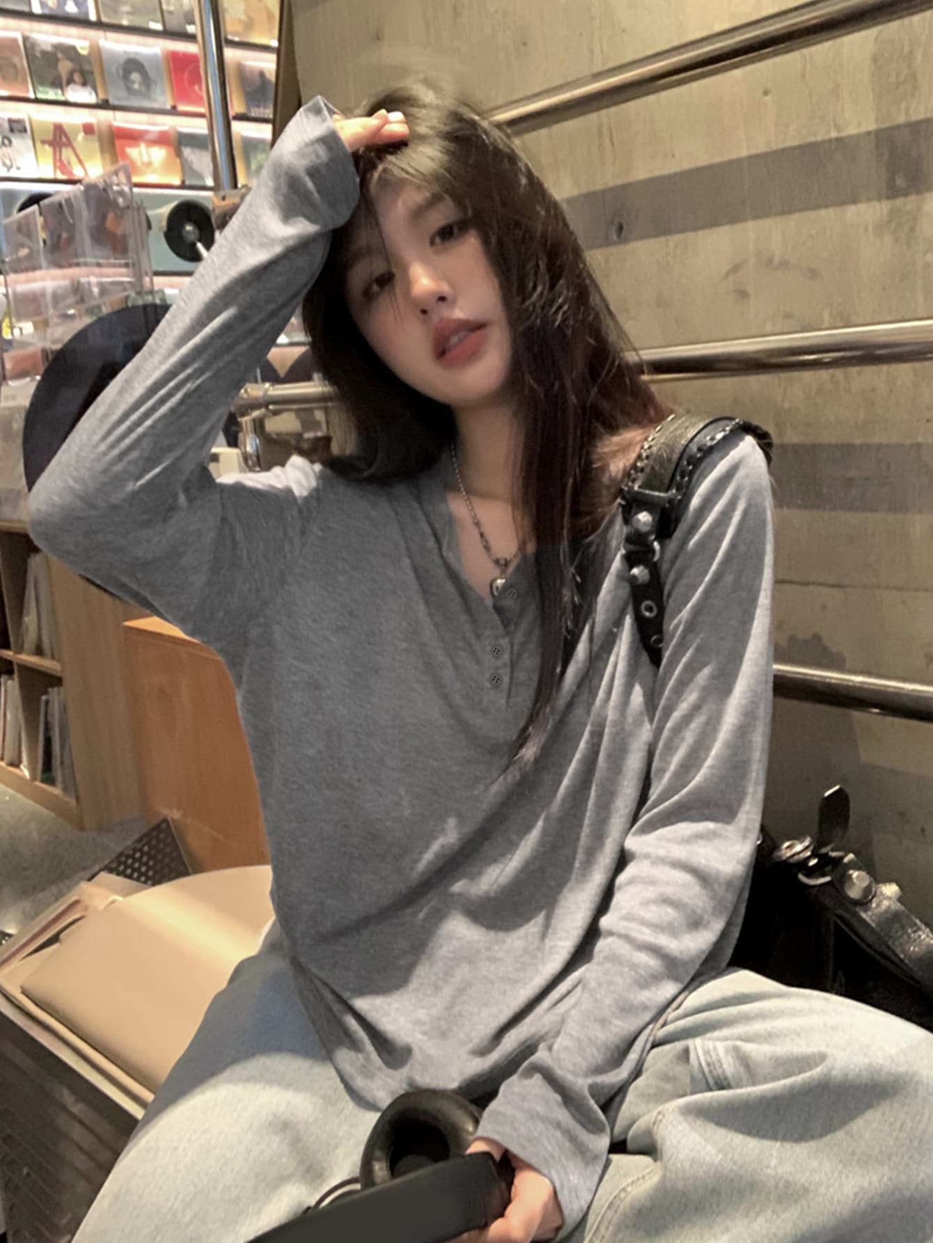 Camiseta con cuello henley unicolor - Gris - Ver 1