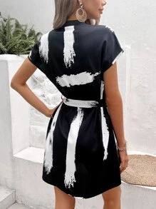 SHEIN Frenchy Đầm Thắt lưng Đồ họa Giải trí - Đen và trắng - Xem 2
