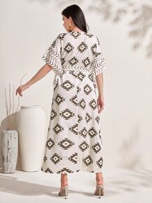 Al Najma 幾何印花蝙蝠袖腰帶土耳其長袍 - 杏色 - 查看 2