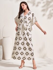 Al Najma 幾何印花蝙蝠袖腰帶土耳其長袍 - 杏色 - 查看 5