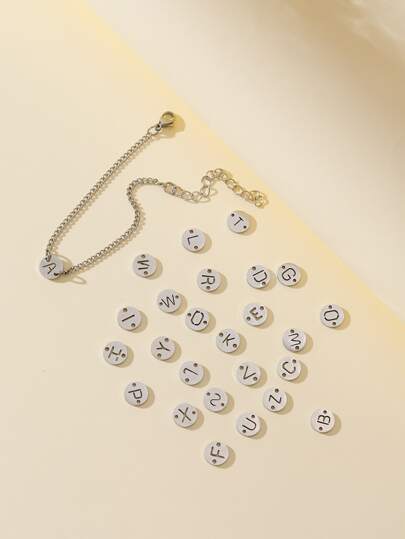 Pulsera con diseño de letra con diseño redondo