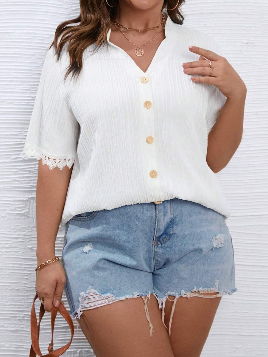 SHEIN LUNE 大碼鏤空蕾絲花邊前紐扣襯衫 - 白色 - 查看 1