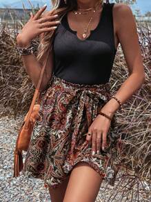 SHEIN Holidaya 缺口領背心上衣和佩斯利印花腰帶半身裙 - 彩色 - 查看 1