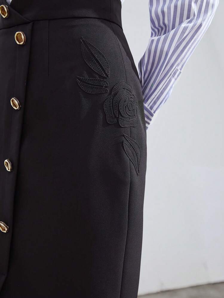 BUTTON ROSE DETAIL SKIRT