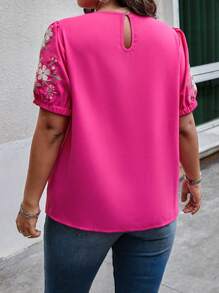 Calvaya 大碼花卉刺繡鎖眼領泡泡袖襯衫 - 玫紅色 - 查看 2