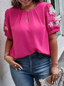 Calvaya 大碼花卉刺繡鎖眼領泡泡袖襯衫 - 玫紅色 - 查看 3