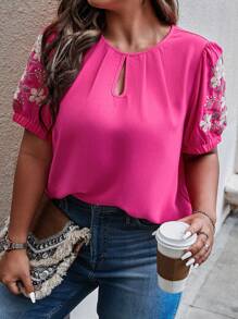 Calvaya 大碼花卉刺繡鎖眼領泡泡袖襯衫 - 玫紅色 - 查看 4