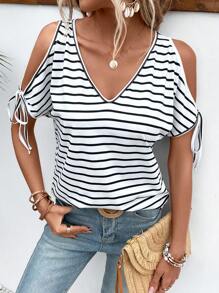 EMERY ROSE Camiseta con estampado de rayas y hombros descubiertos, camisetas gráficas para mujeres - Blanco y Negro - Ver 1