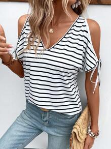 EMERY ROSE Camiseta con estampado de rayas y hombros descubiertos, camisetas gráficas para mujeres - Blanco y Negro - Ver 6