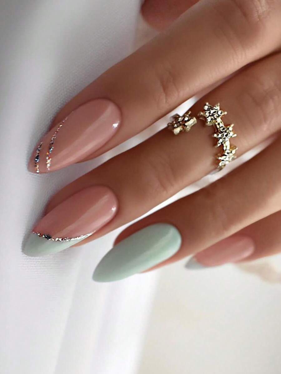 Nâng cấp diện mạo tức thì với 24 móng giả dài hình hạnh nhân màu xanh lá cây lấp lánh, 1 dũa móng và 1 tờ băng dính móng. - Nhiều màu - Xem 1