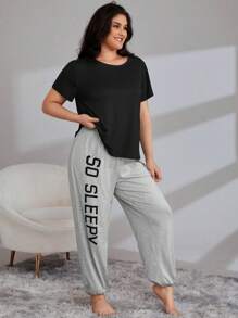 Conjunto de pijama con camiseta lisa y pantalón con gráfico de letra talla grande