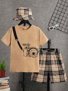 SHEIN Camiseta Impresa Para Niño Preadolescente Con Cámara Y Pantalones Cortos De Cuadros Y Gorro - Multicolor - Ver 1