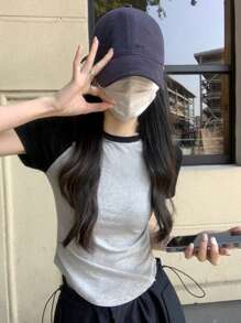 撞色拼接插肩袖短款T恤，适合休闲外出和约会