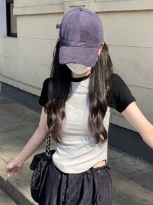 撞色拼接插肩袖短款T恤，适合休闲外出和约会