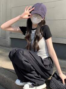 撞色拼接插肩袖短款T恤，适合休闲外出和约会